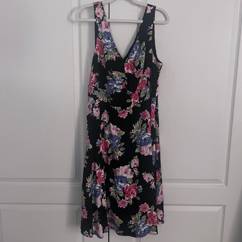 Torrid black floral v neck shift dress size 16